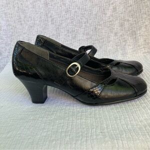 A2 Aerosoles Marimba heel rest black heels size 8M All man made material